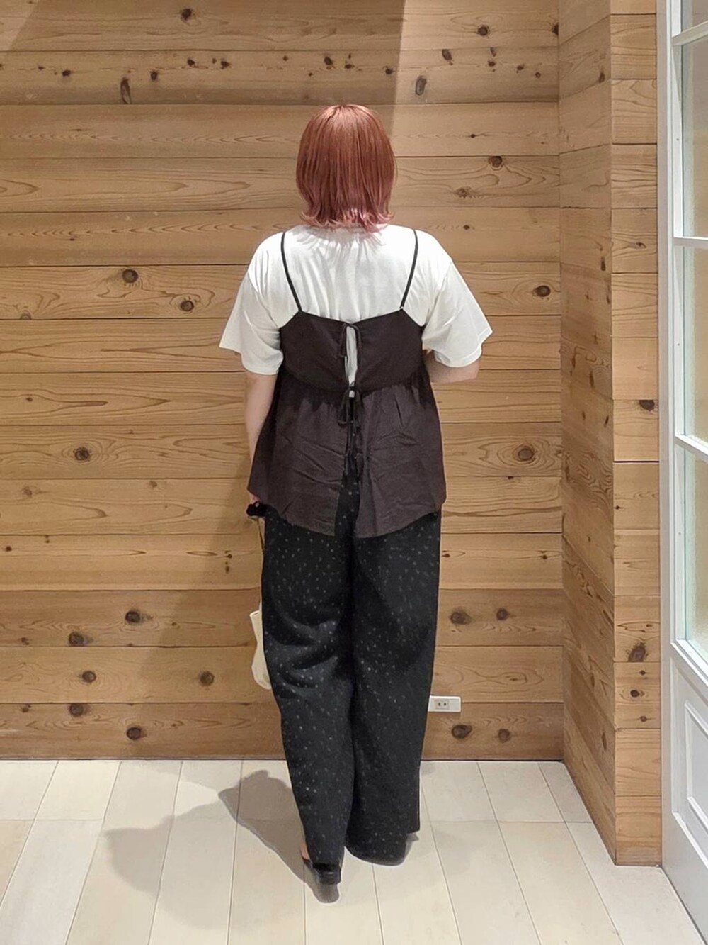 その他のその他パンツ、ブラウン系のその他パンツ、ホワイト系のTシャツ/カットソーを着用したレディースの夏コーディネートの3枚目の写真