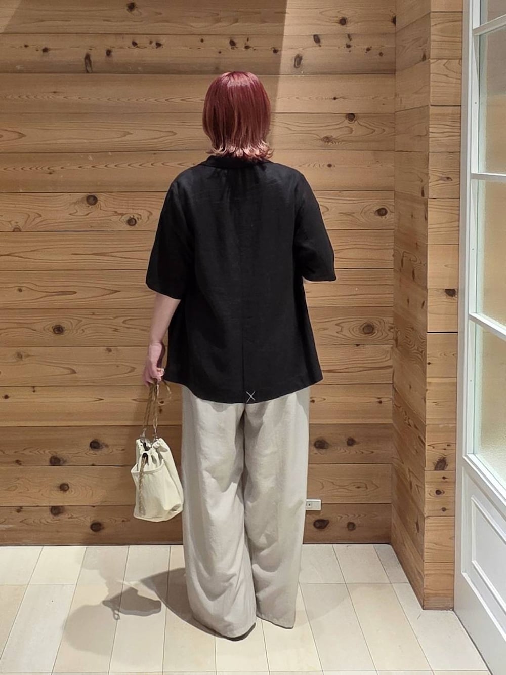 グレー系のテーラードジャケット、ベージュ系のその他パンツ、ホワイト系のTシャツ/カットソーを着用したレディースの夏コーディネートの3枚目の写真