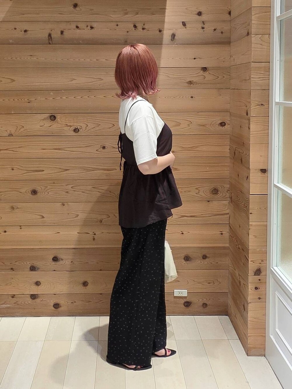 その他のその他パンツ、ブラウン系のその他パンツ、ホワイト系のTシャツ/カットソーを着用したレディースの夏コーディネートの2枚目の写真