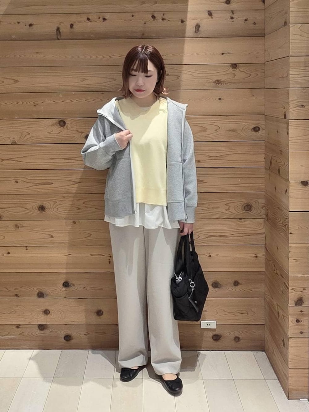 ブラック系のバレエシューズ、ブラック系のトートバッグ、グレー系のパーカーを着用したレディースの春コーディネートの4枚目の写真