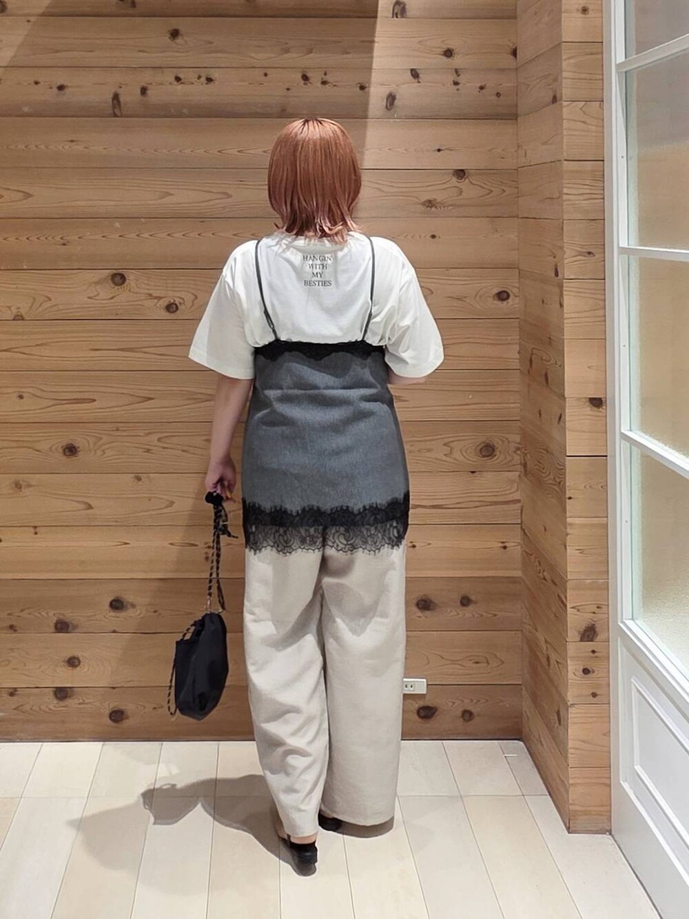 ベージュ系のその他パンツ、ブラック系のボディバッグ/ウエストポーチ、グレー系のキャミソールを着用したレディースの夏コーディネートの3枚目の写真