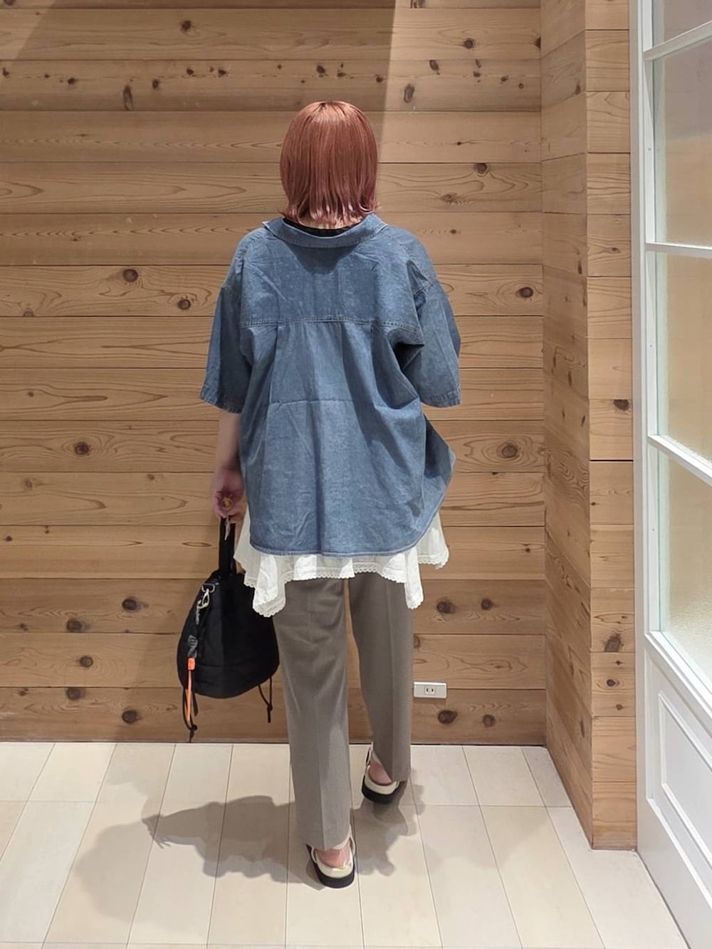 ホワイト系のシャツ/ブラウス、ブラック系のハンドバッグ、ブラウン系のその他パンツを着用したレディースの夏コーディネートの3枚目の写真