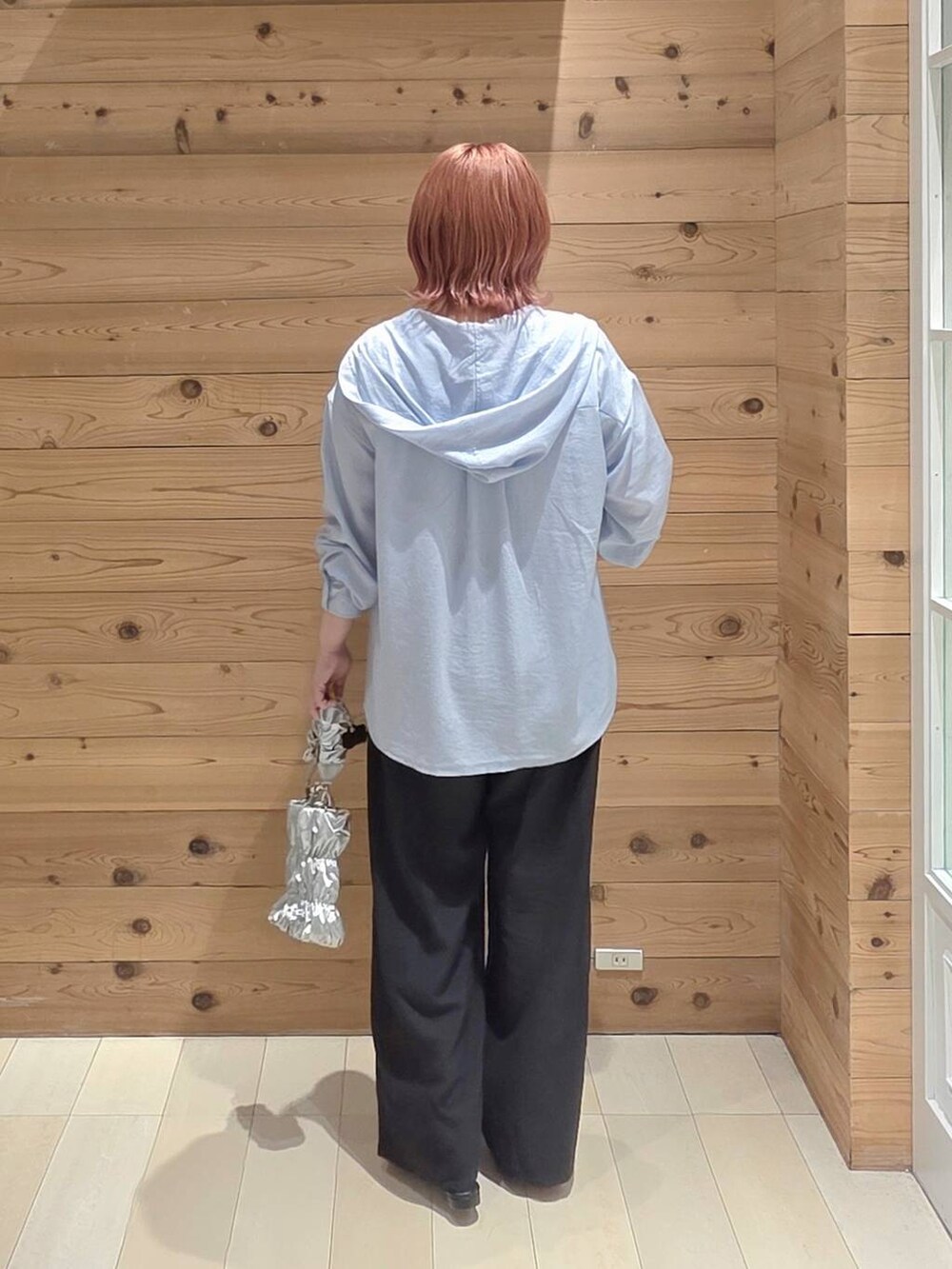 ブラック系のその他パンツ、ホワイト系のタンクトップ、ブルー系のTシャツ/カットソーを着用したレディースの夏コーディネートの3枚目の写真