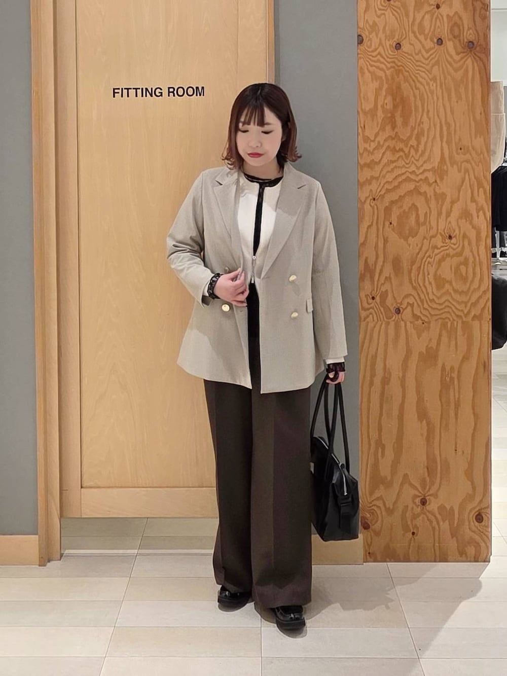 ブラック系のローファー、ブラック系のボストンバッグ、ブラック系のTシャツ/カットソーを着用したレディースの春コーディネートの4枚目の写真