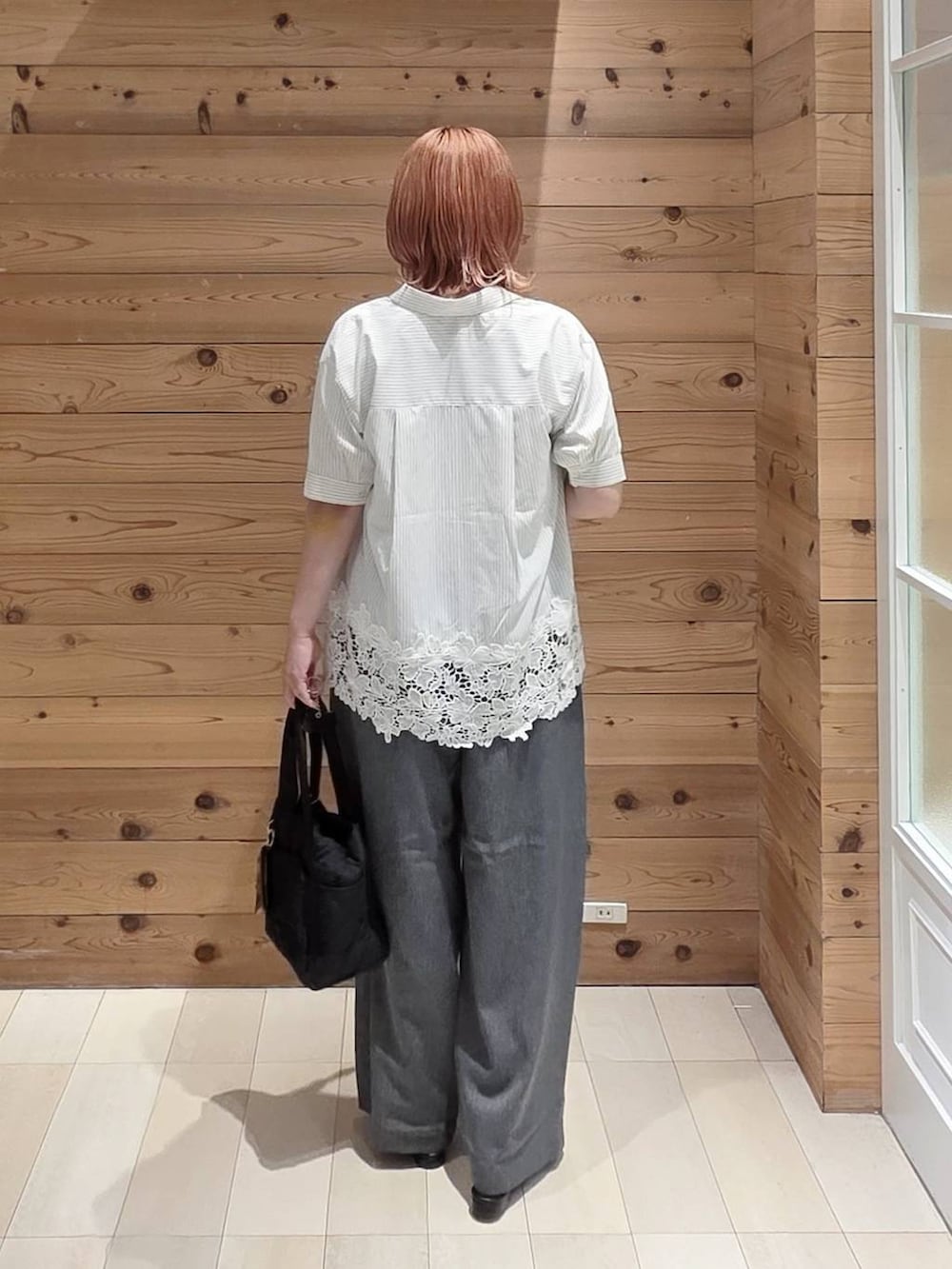 ブラック系のトートバッグ、ホワイト系のTシャツ/カットソー、グレー系のその他パンツを着用したレディースの夏コーディネートの3枚目の写真