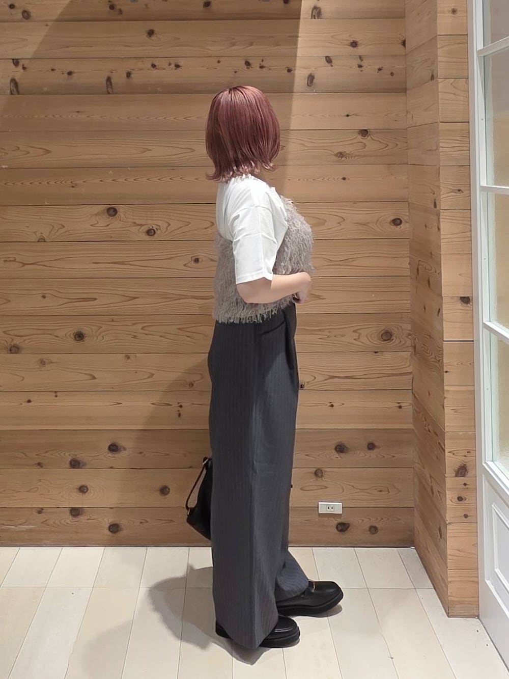 ブラック系のローファー、ホワイト系のTシャツ/カットソー、ベージュ系のその他トップスを着用したレディースの夏コーディネートの2枚目の写真
