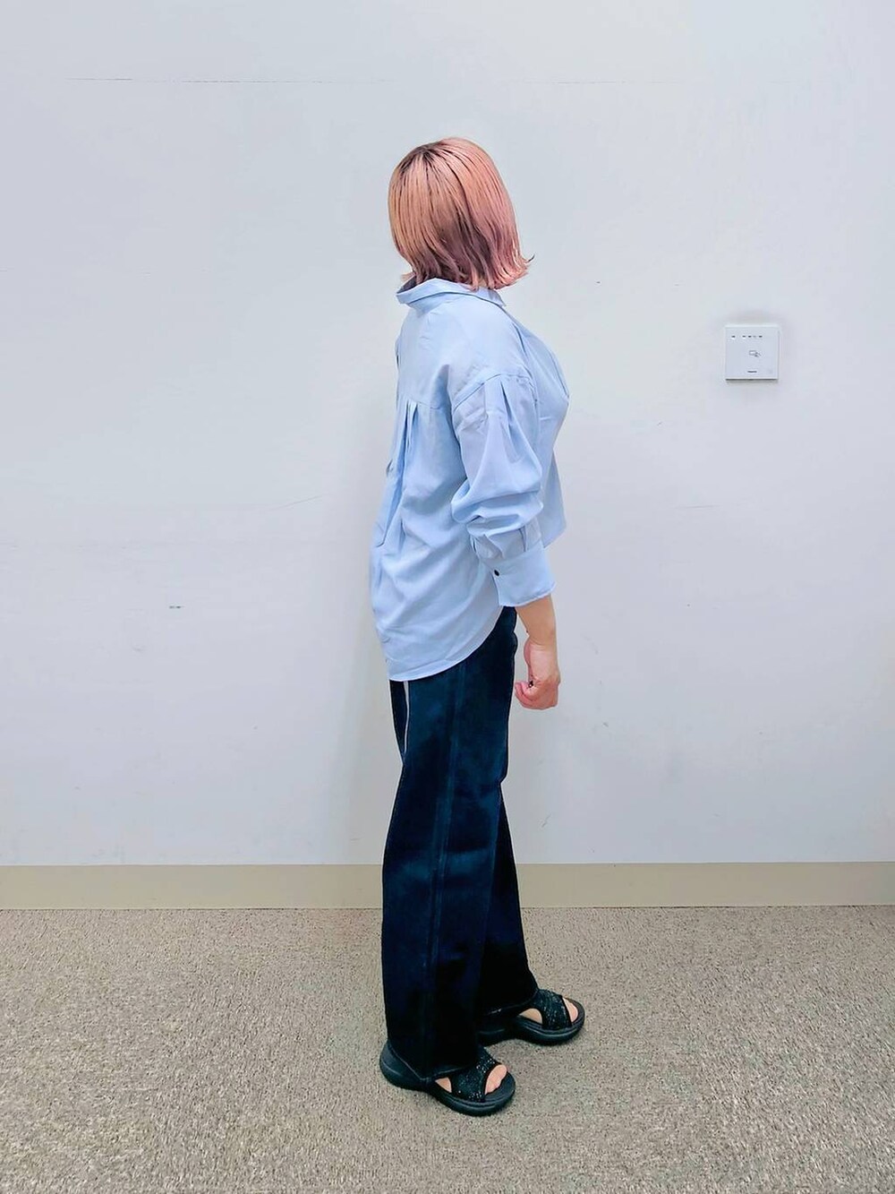 ブルー系のデニムパンツ、ブルー系のシャツ/ブラウス、ブラック系のタンクトップを着用したレディースの夏コーディネートの2枚目の写真