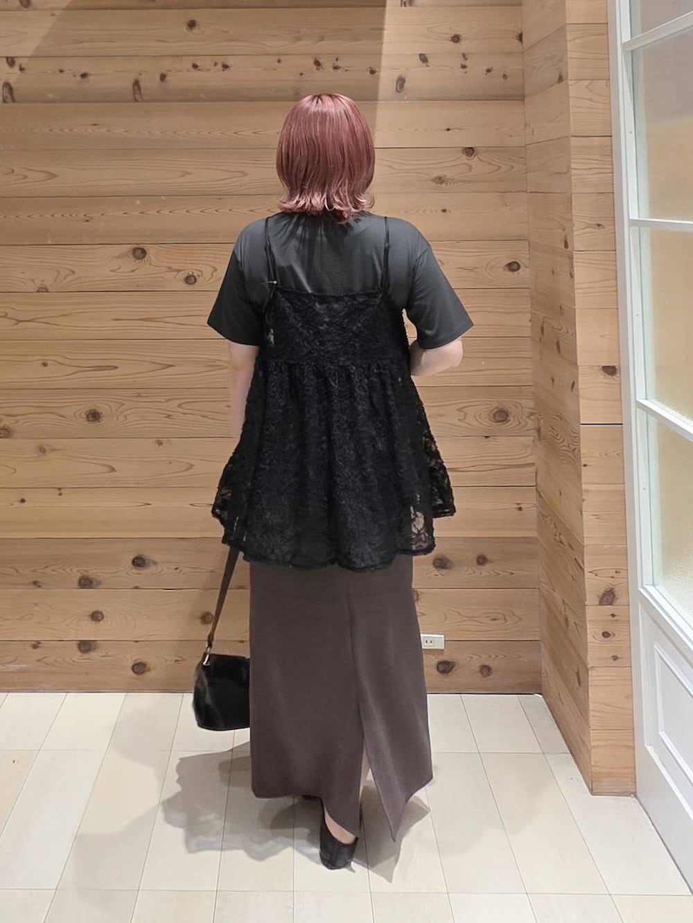 ブラック系のキャミソール、ブラック系のバレエシューズ、グレー系のTシャツ/カットソーを着用したレディースの夏コーディネートの3枚目の写真