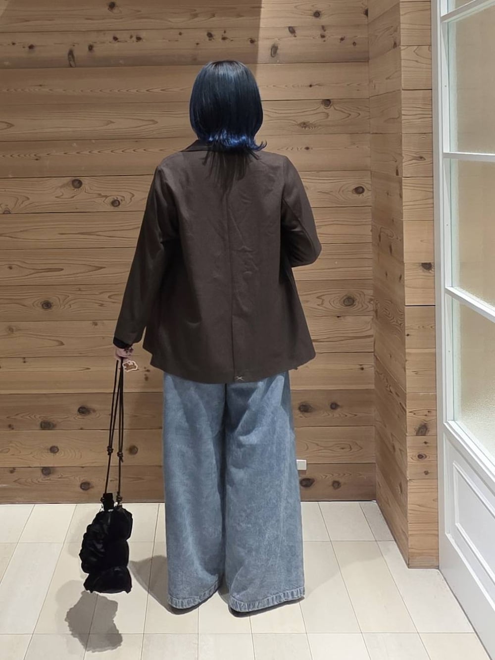 ブラック系のTシャツ/カットソー、グレー系のTシャツ/カットソー、ブラック系のバレエシューズを着用したレディースの秋コーディネートの3枚目の写真