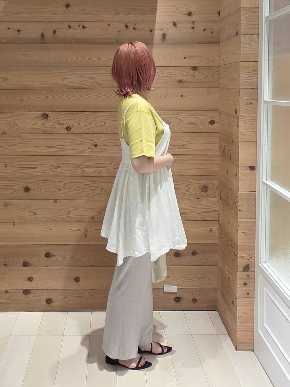 ホワイト系のシャツ/ブラウス、グレー系のその他パンツ、イエロー系のTシャツ/カットソーを着用したレディースの夏コーディネートの2枚目の写真