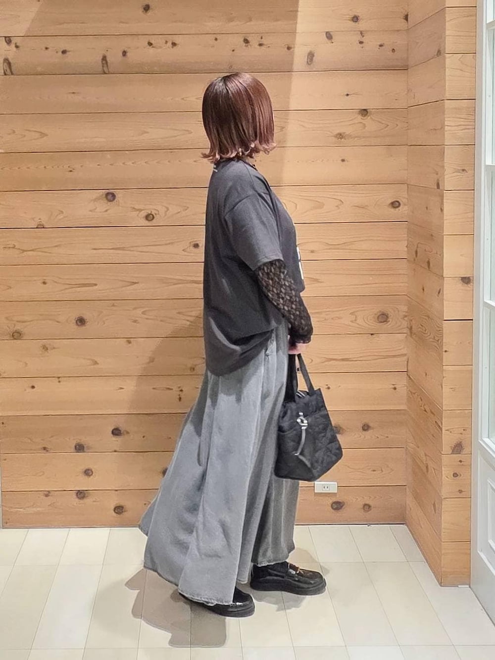 ブラック系のローファー、ブラック系のトートバッグ、ブラック系のTシャツ/カットソーを着用したレディースの春コーディネートの2枚目の写真