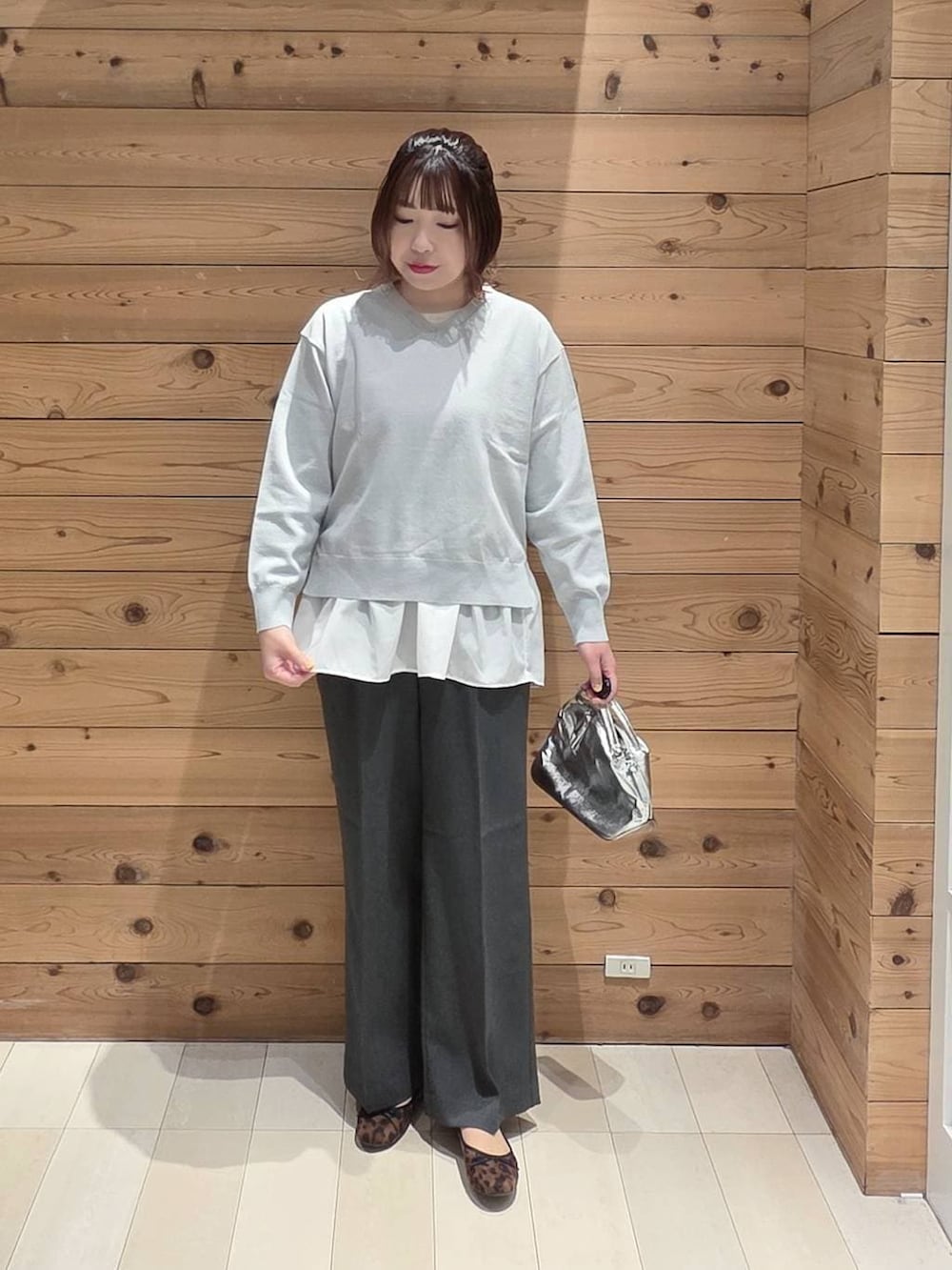 シルバー系のショルダーバッグ、その他のバレエシューズ、グレー系のその他パンツを着用したレディースの春コーディネートの4枚目の写真