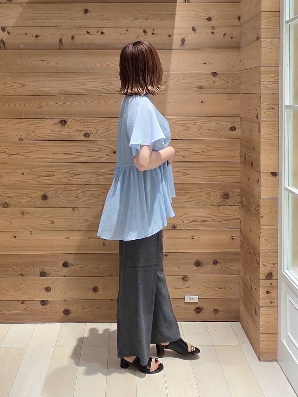 グレー系のその他パンツ、ブラック系のタンクトップ、ブラック系のサンダルを着用したレディースの夏コーディネートの2枚目の写真