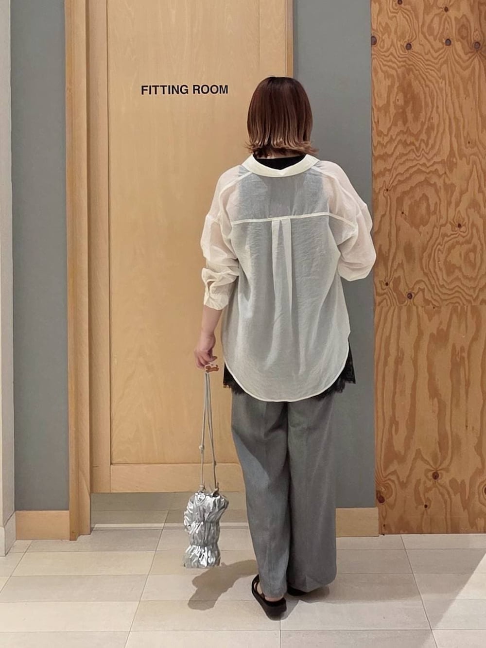 グレー系のその他パンツ、ホワイト系のシャツ/ブラウス、ブラック系のタンクトップを着用したレディースの夏コーディネートの3枚目の写真