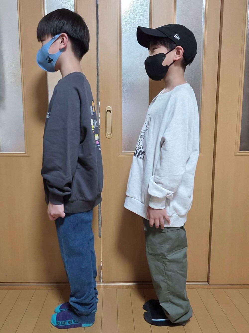 ブルー系のデニムパンツ、グリーン系のカーゴパンツ、グレー系のスウェットを着用したキッズの秋コーディネートの2枚目の写真