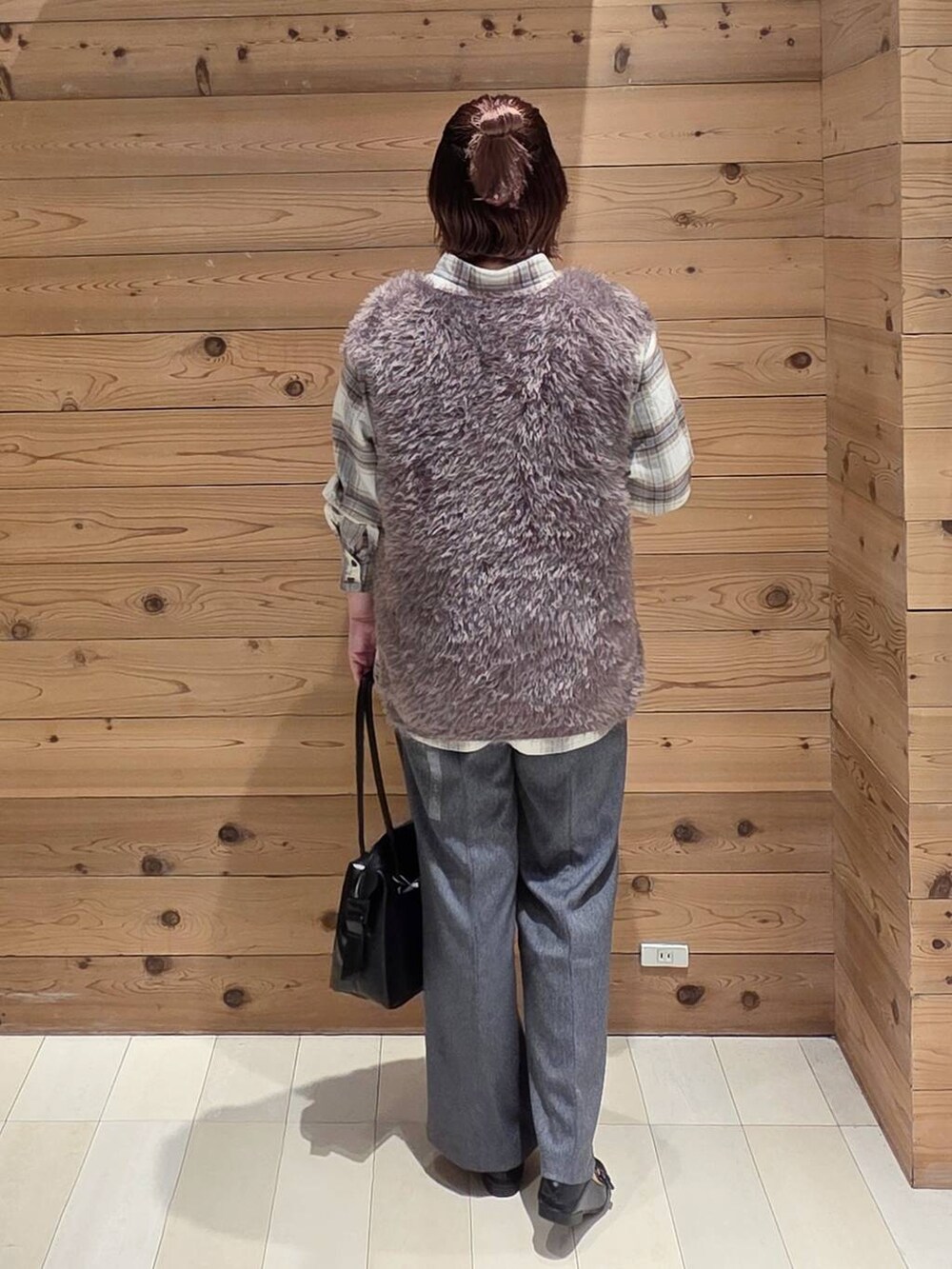 ブラック系のローファー、ブラック系のボストンバッグ、グレー系のその他パンツを着用したレディースの秋コーディネートの3枚目の写真