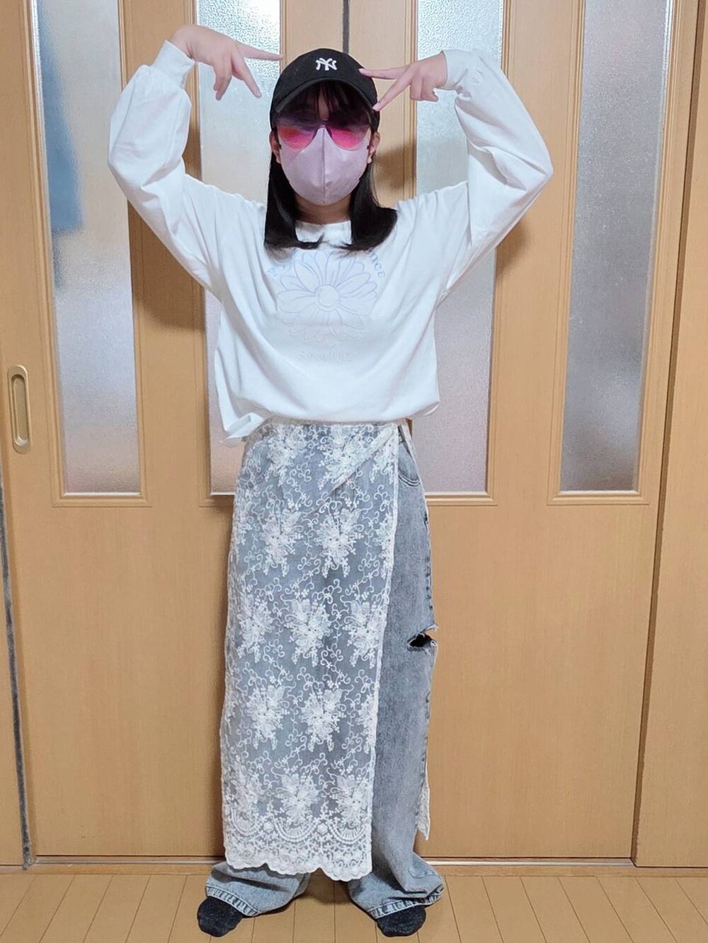 ブラック系のデニムパンツ、その他のスカート、ホワイト系のTシャツ/カットソーを着用したキッズの秋コーディネートの4枚目の写真