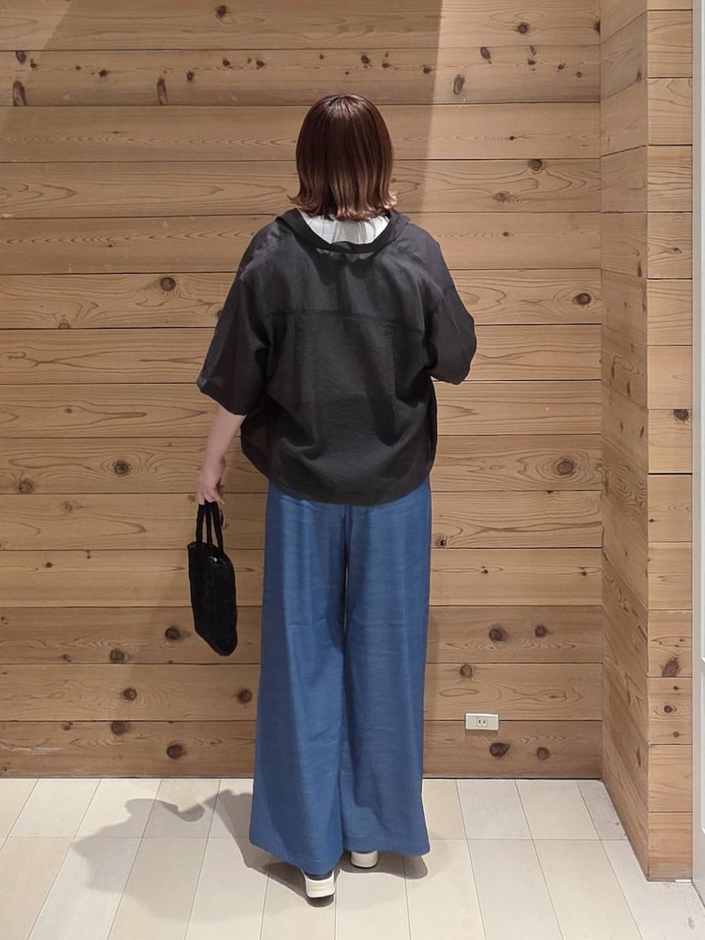 ブルー系のその他パンツ、グレー系のシャツ/ブラウス、ホワイト系のTシャツ/カットソーを着用したレディースの春コーディネートの3枚目の写真