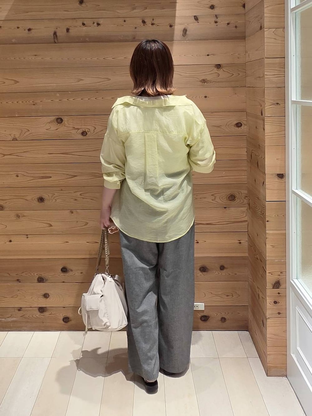 グレー系のその他パンツ、イエロー系のシャツ/ブラウス、ホワイト系のTシャツ/カットソーを着用したレディースの夏コーディネートの3枚目の写真
