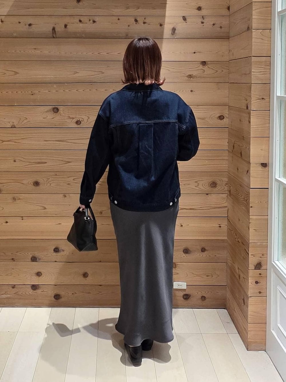 ブラック系のローファー、ブラック系のショルダーバッグ、ブラック系のTシャツ/カットソーを着用したレディースの冬コーディネートの3枚目の写真