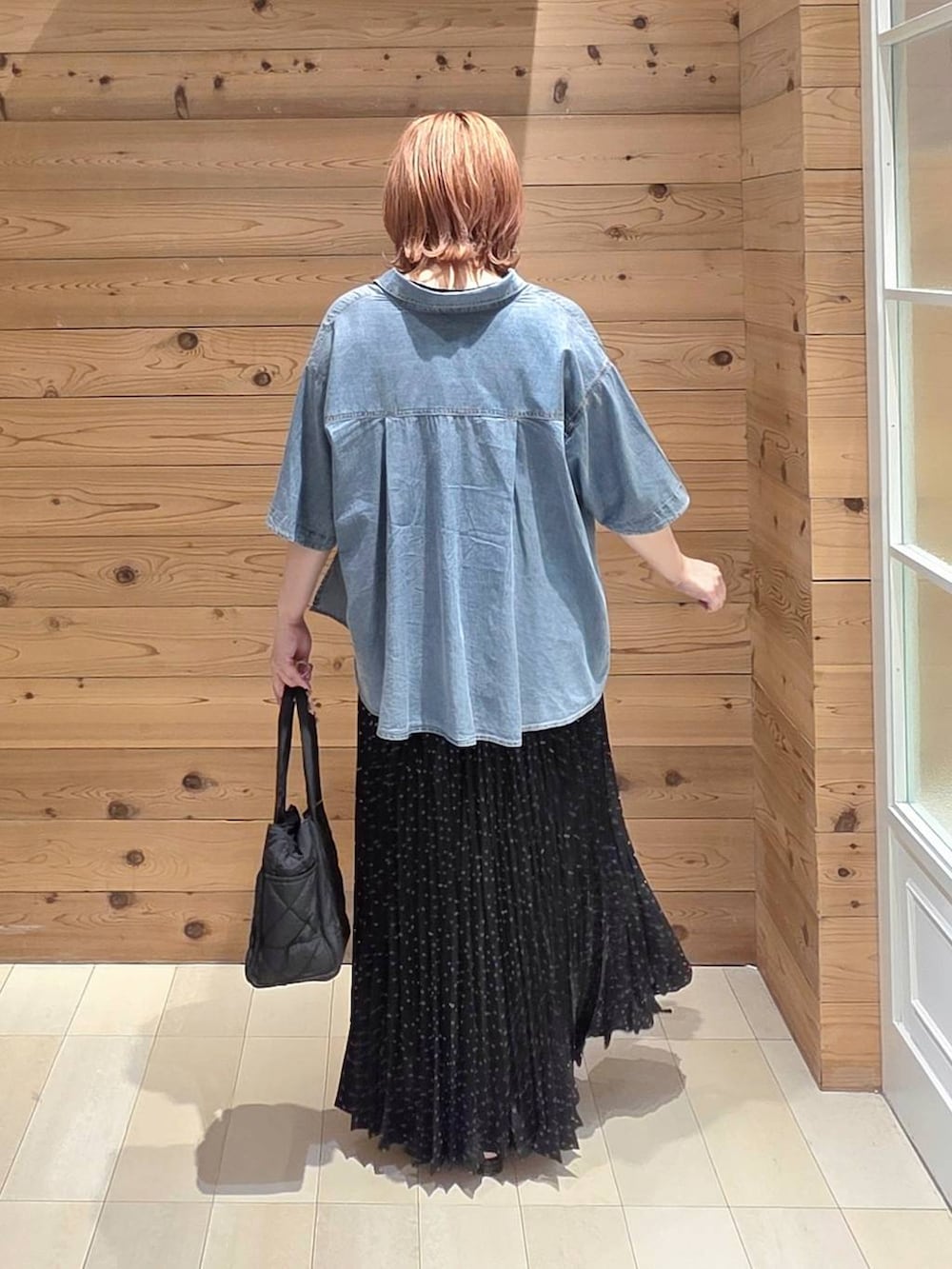 その他のスカート、ブラック系のトートバッグ、ブラック系のタンクトップを着用したレディースの夏コーディネートの3枚目の写真