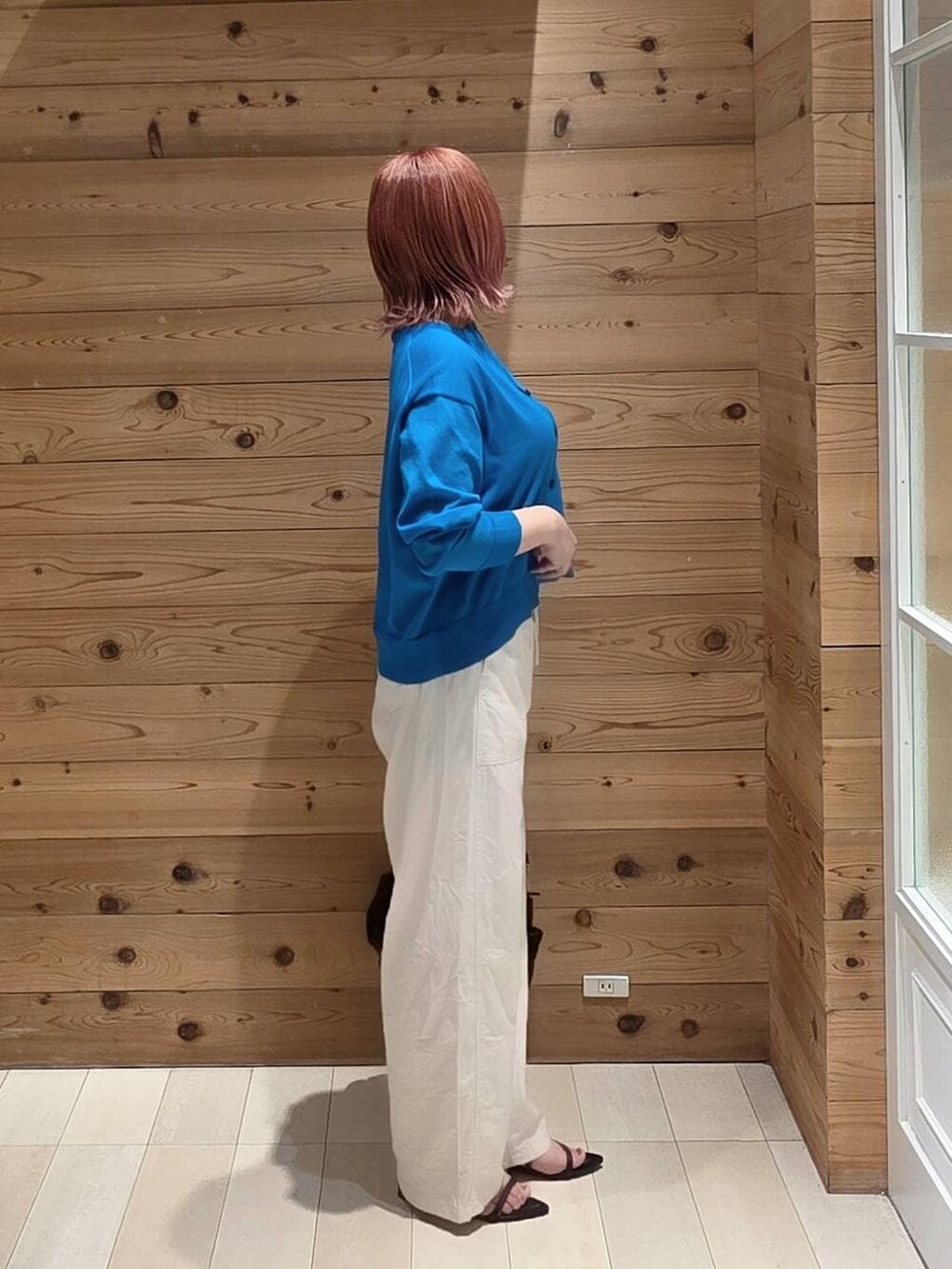 ブラック系のタンクトップ、ベージュ系のその他パンツ、ブルー系のカーディガン/ボレロを着用したレディースの夏コーディネートの2枚目の写真