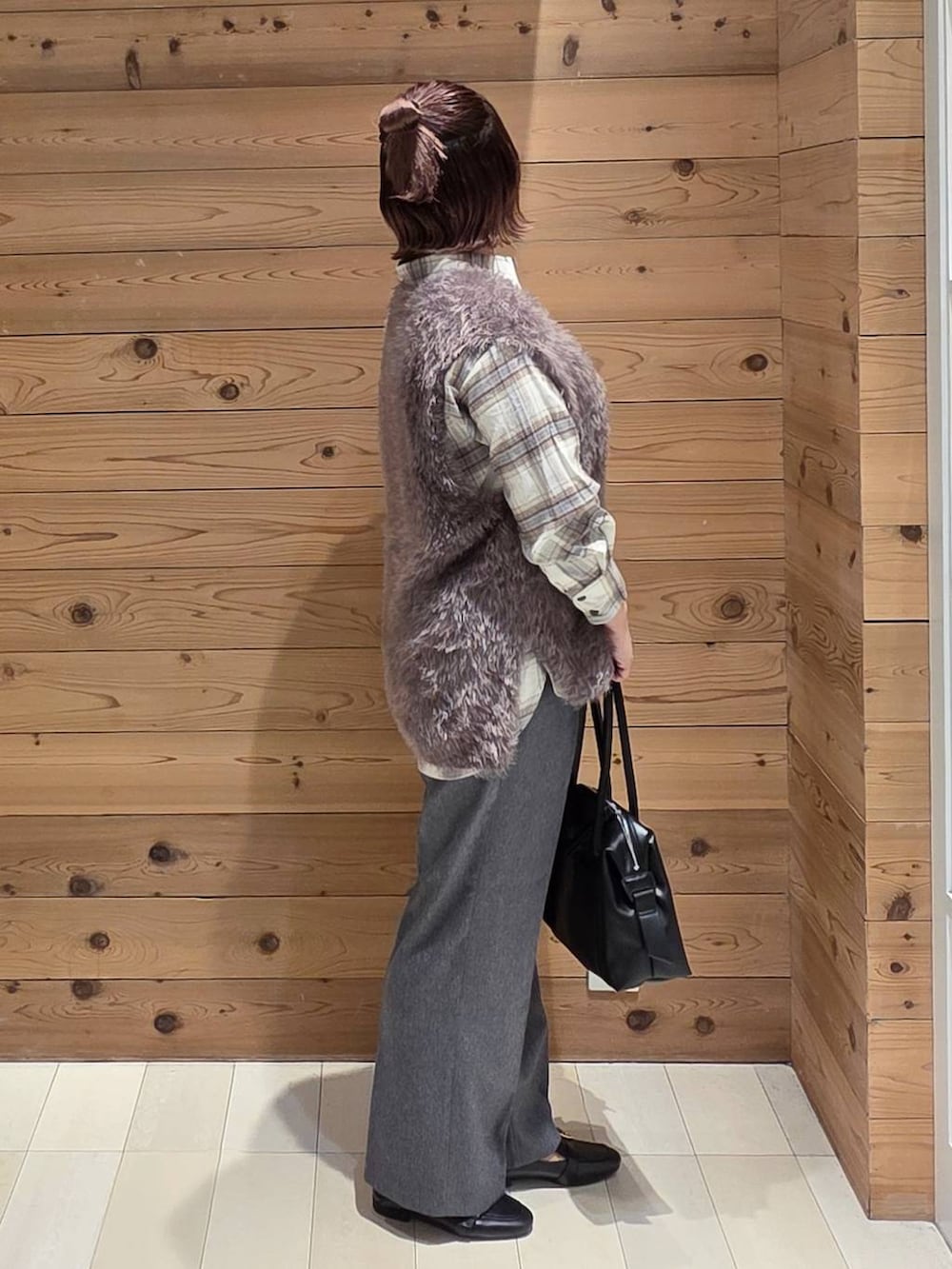 ブラック系のローファー、ブラック系のボストンバッグ、グレー系のその他パンツを着用したレディースの秋コーディネートの2枚目の写真