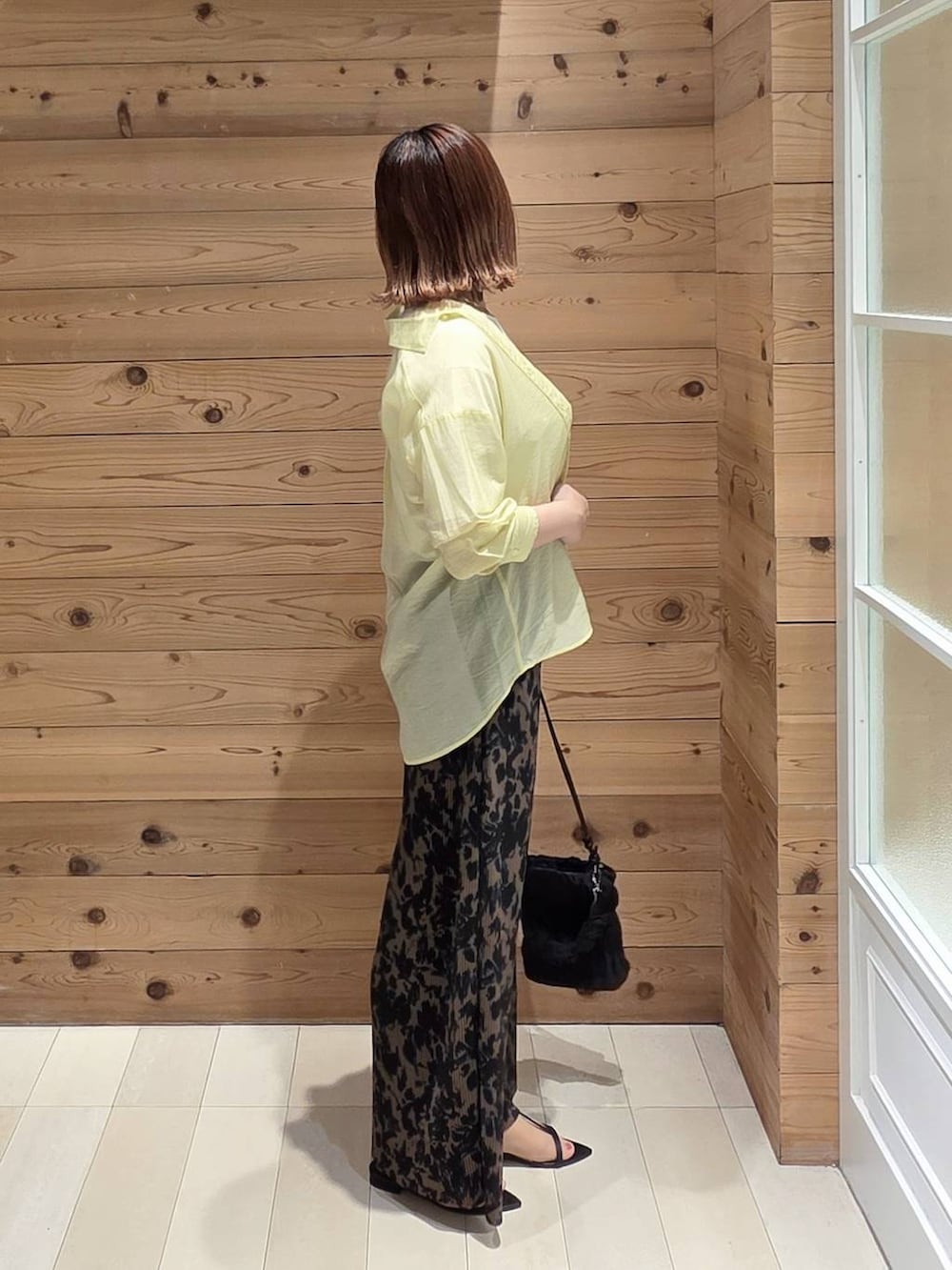 イエロー系のシャツ/ブラウス、ホワイト系のTシャツ/カットソー、ブラウン系のその他パンツを着用したレディースの夏コーディネートの2枚目の写真