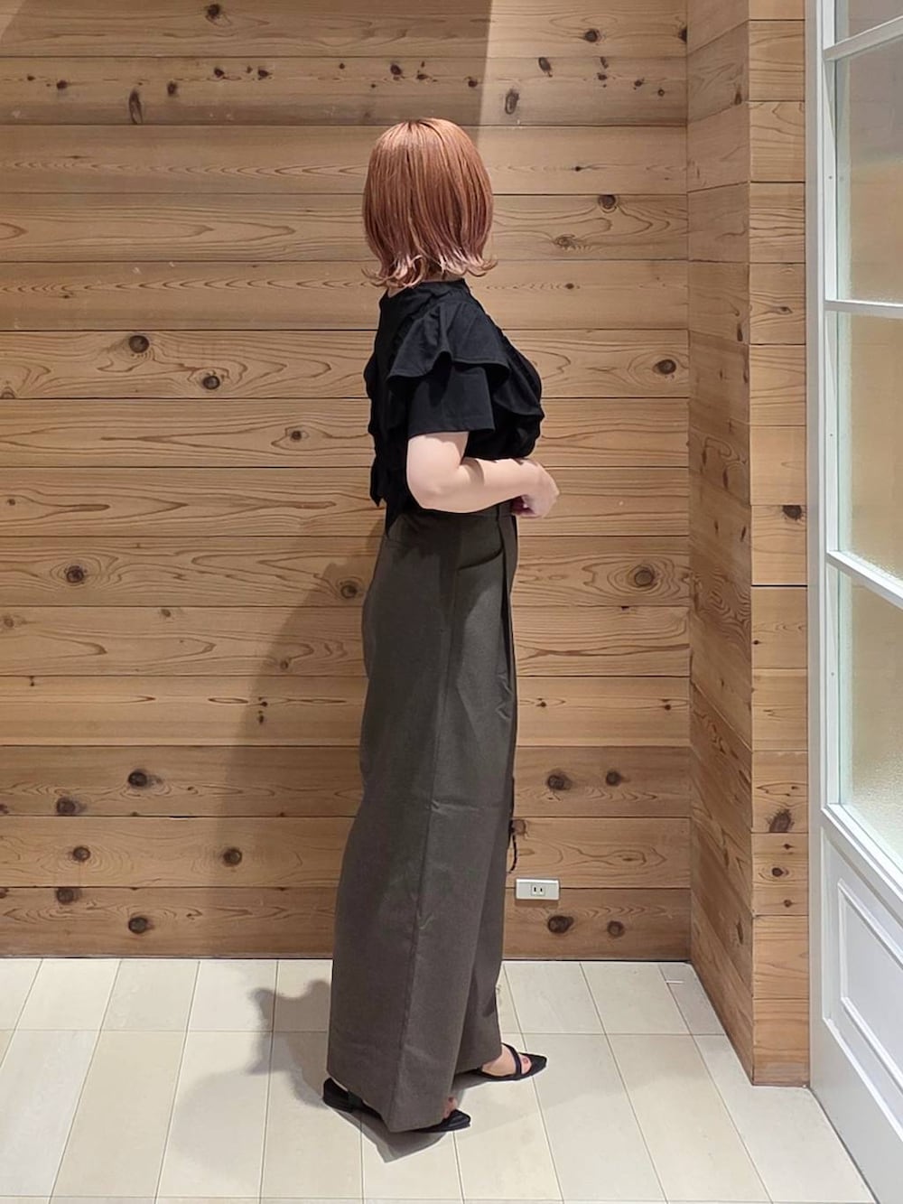 ブラウン系のその他パンツ、ブラック系のボディバッグ/ウエストポーチ、ブラック系のTシャツ/カットソーを着用したレディースの夏コーディネートの2枚目の写真