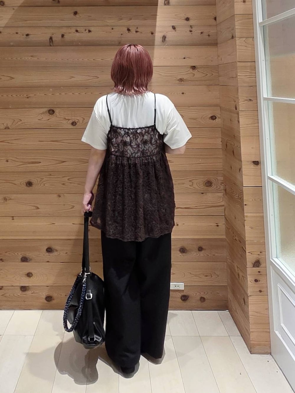 ブラウン系のキャミソール、ブラック系のローファー、ホワイト系のTシャツ/カットソーを着用したレディースの夏コーディネートの3枚目の写真