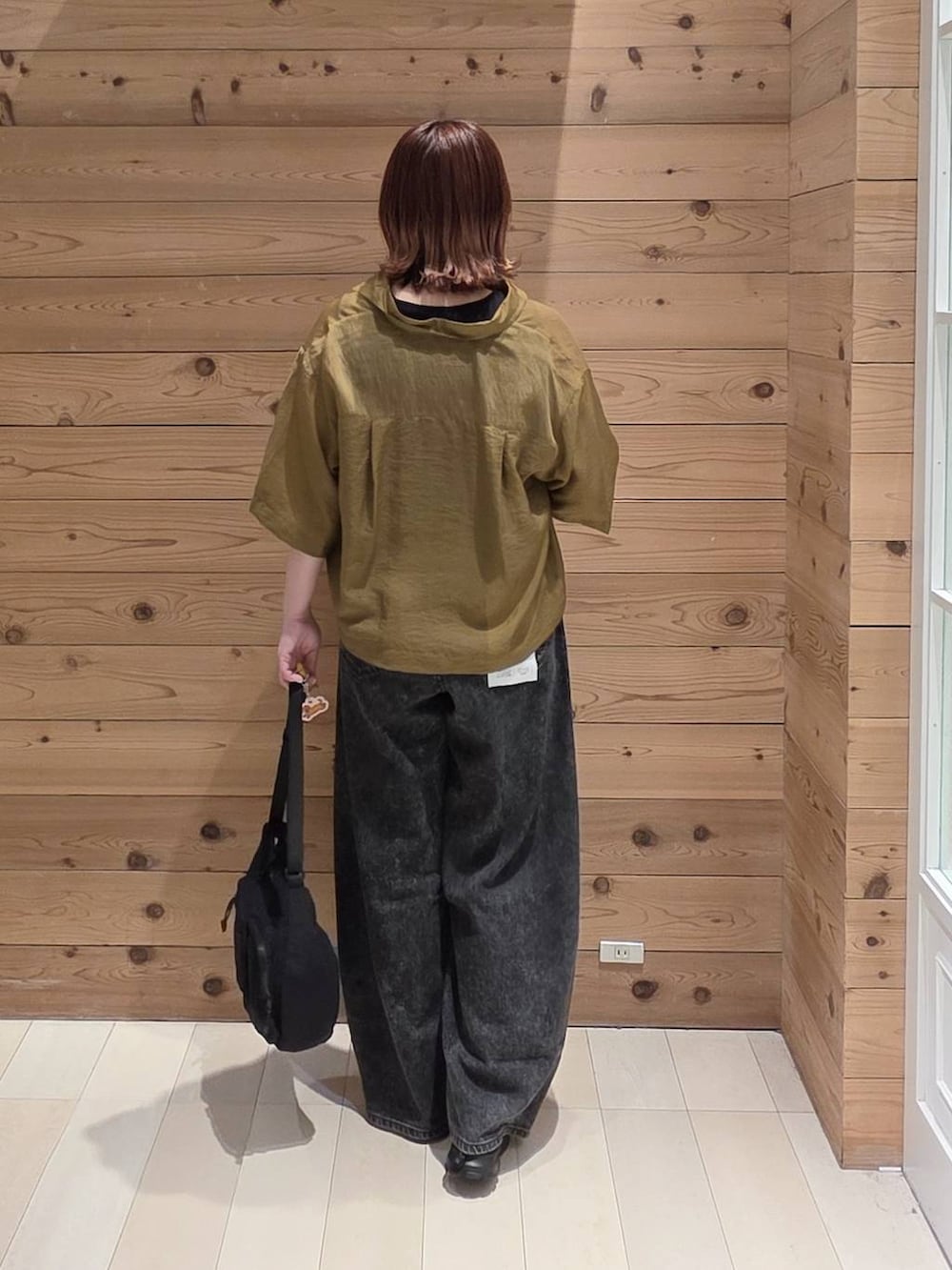 ブラック系のデニムパンツ、グリーン系のシャツ/ブラウス、ブラック系のタンクトップを着用したレディースの夏コーディネートの3枚目の写真