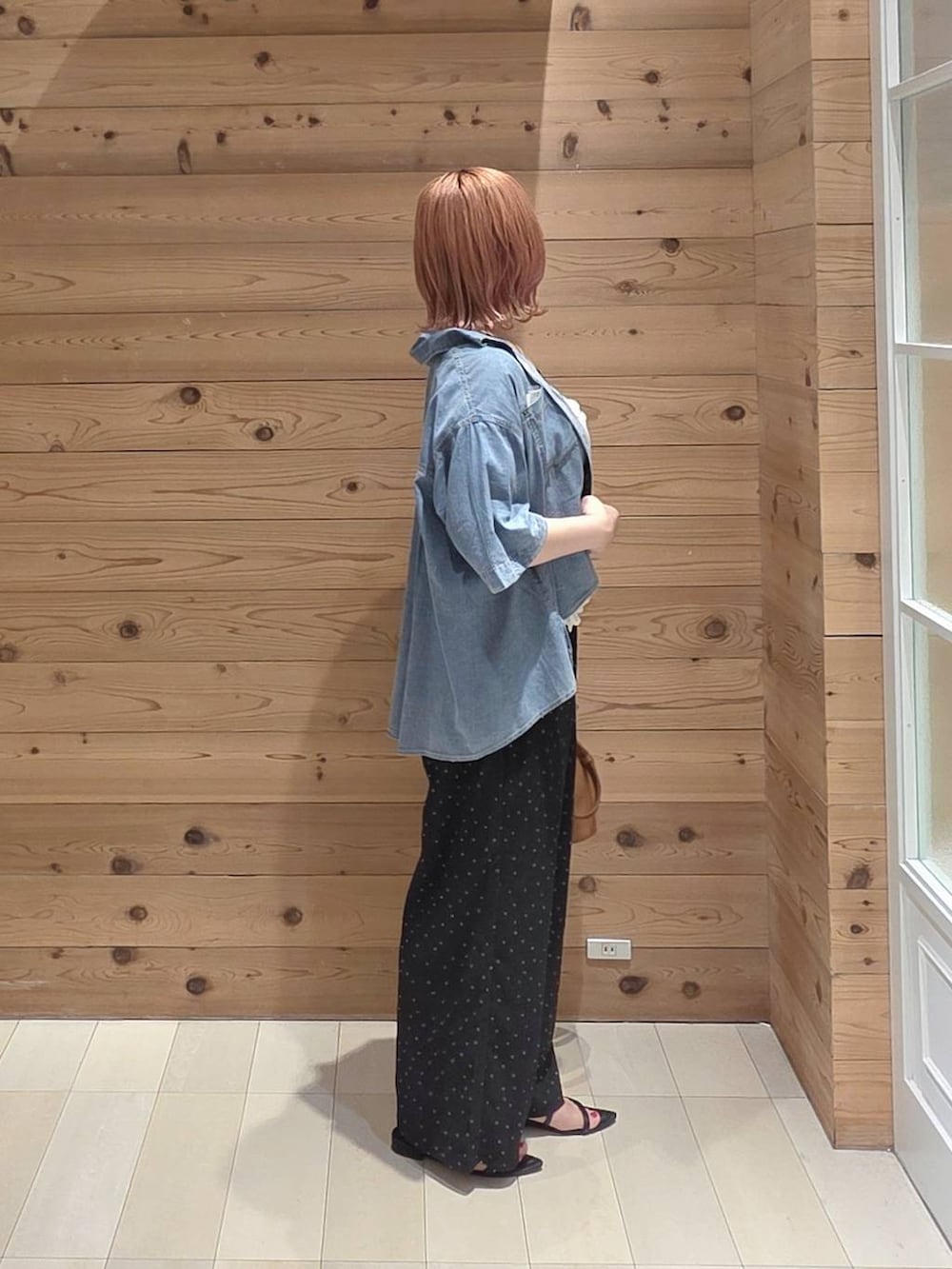 ベージュ系のハンドバッグ、その他のその他パンツ、ブラック系のタンクトップを着用したレディースの夏コーディネートの2枚目の写真