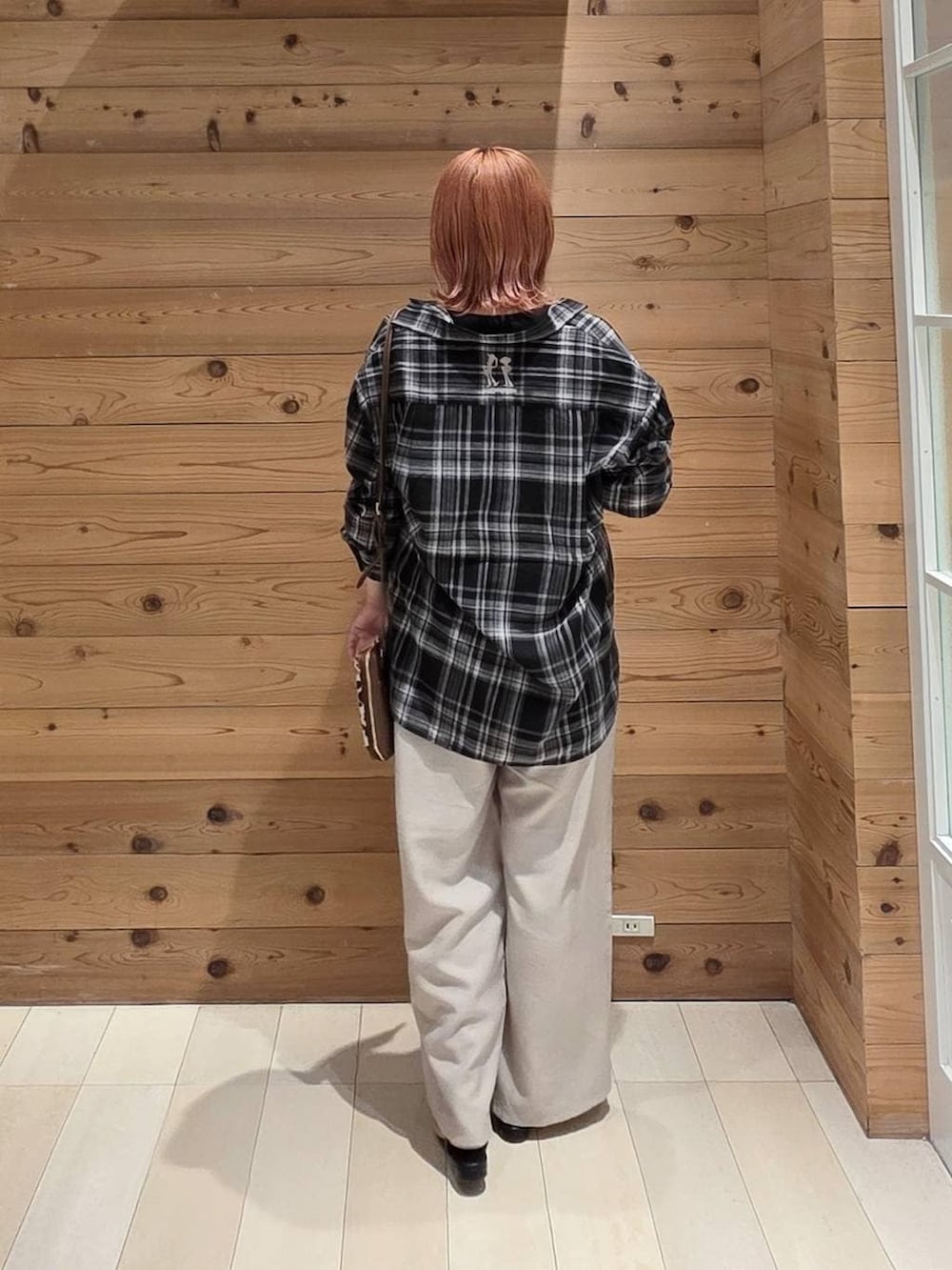 その他のショルダーバッグ、ベージュ系のその他パンツ、ブラック系のタンクトップを着用したレディースの夏コーディネートの3枚目の写真