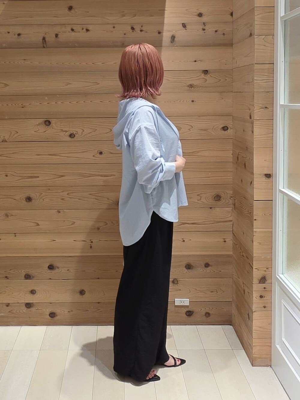 ブラック系のその他パンツ、ホワイト系のタンクトップ、ブルー系のTシャツ/カットソーを着用したレディースの夏コーディネートの2枚目の写真