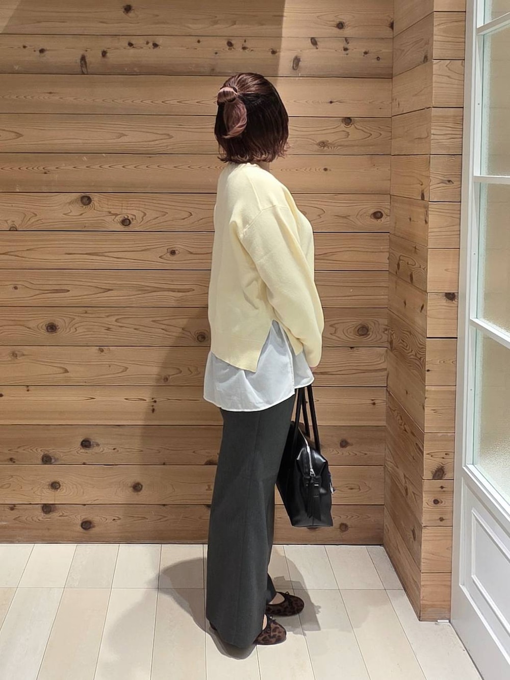 その他のバレエシューズ、ブラック系のボストンバッグ、グレー系のその他パンツを着用したレディースの春コーディネートの2枚目の写真