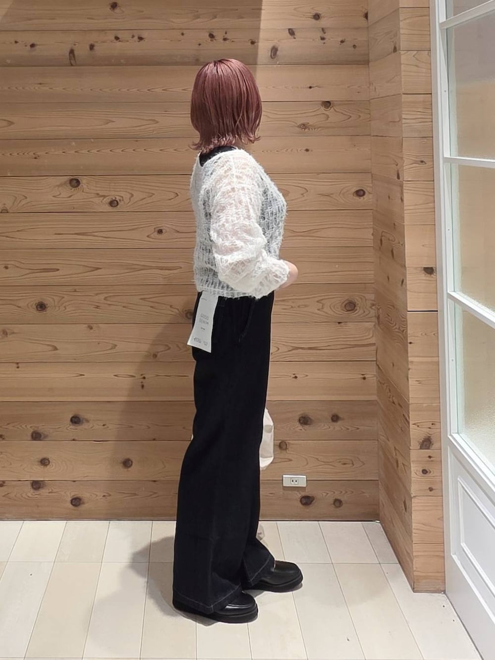 ホワイト系のカーディガン/ボレロ、ブラック系のローファー、ブルー系のデニムパンツを着用したレディースの夏コーディネートの2枚目の写真