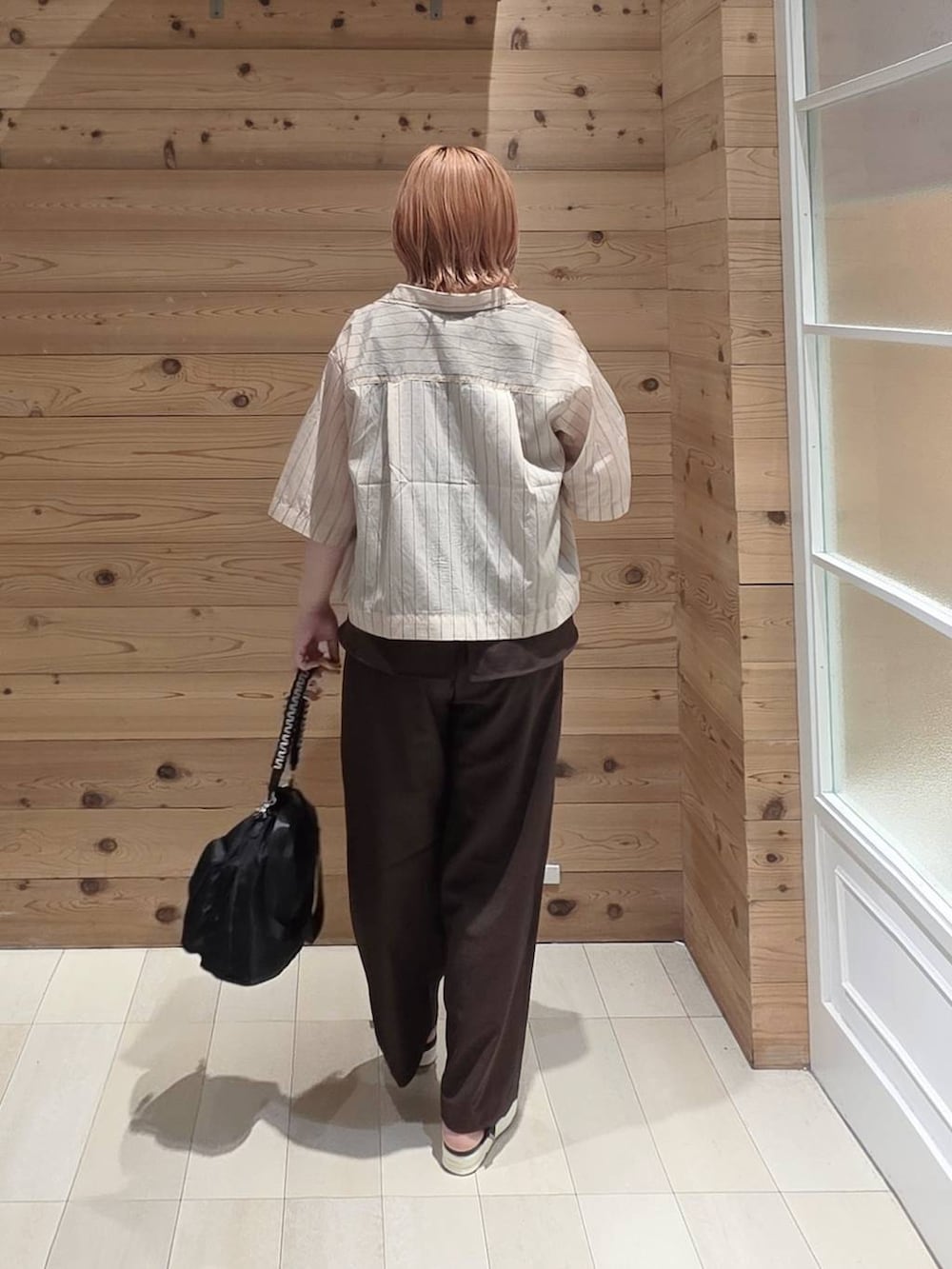 ベージュ系のシャツ/ブラウス、ブラウン系のサロペット/オーバーオール、ブラック系のサンダルを着用したレディースの夏コーディネートの3枚目の写真