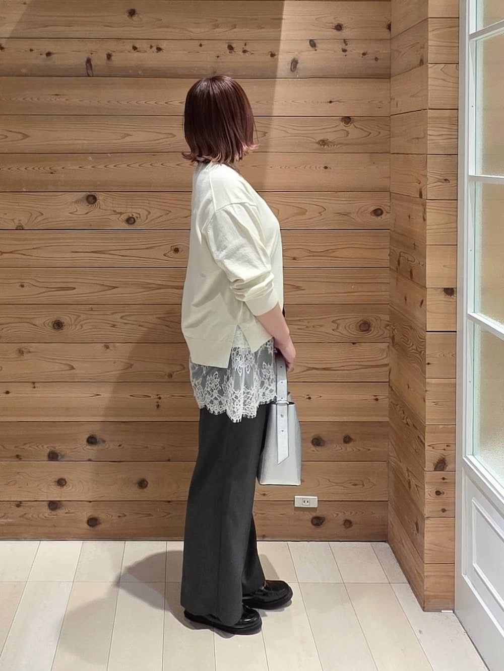 ブラック系のローファー、シルバー系のショルダーバッグ、グレー系のその他パンツを着用したレディースの春コーディネートの2枚目の写真