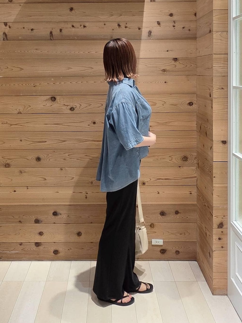 ホワイト系のタンクトップ、ホワイト系のTシャツ/カットソー、ブルー系のシャツ/ブラウスを着用したレディースの夏コーディネートの2枚目の写真