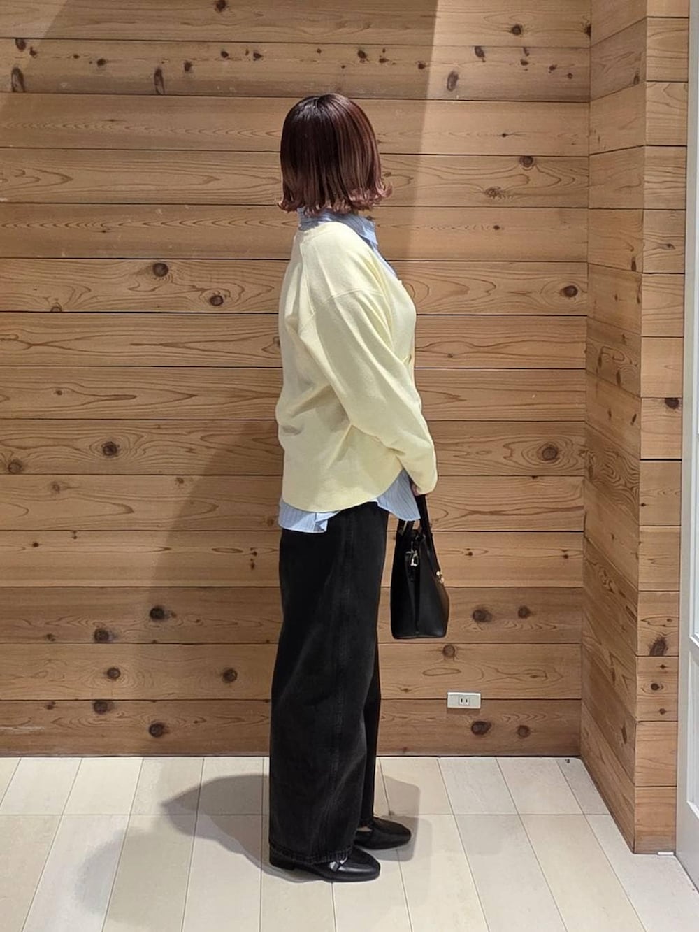 ブラック系のローファー、ブラック系のショルダーバッグ、ブルー系のシャツ/ブラウスを着用したレディースの春コーディネートの2枚目の写真