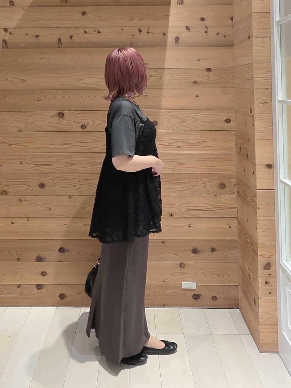 ブラック系のキャミソール、ブラック系のバレエシューズ、グレー系のTシャツ/カットソーを着用したレディースの夏コーディネートの2枚目の写真