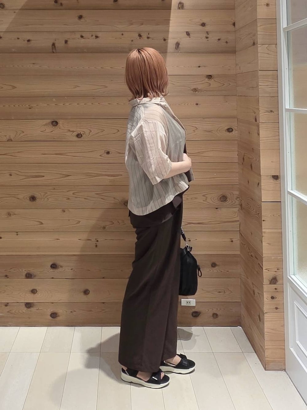 ベージュ系のシャツ/ブラウス、ブラウン系のサロペット/オーバーオール、ブラック系のサンダルを着用したレディースの夏コーディネートの2枚目の写真