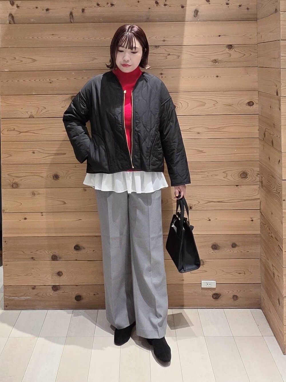 ブラック系のショルダーバッグ、グレー系のブルゾン、グレー系のその他パンツを着用したレディースの冬コーディネートの4枚目の写真