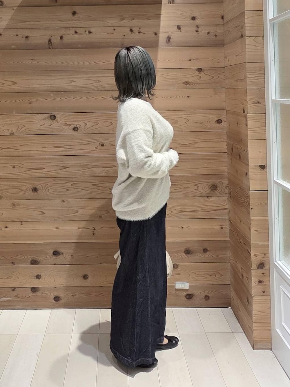 ホワイト系のカーディガン/ボレロ、ブラック系のバレエシューズ、ホワイト系のTシャツ/カットソーを着用したレディースの秋コーディネートの2枚目の写真