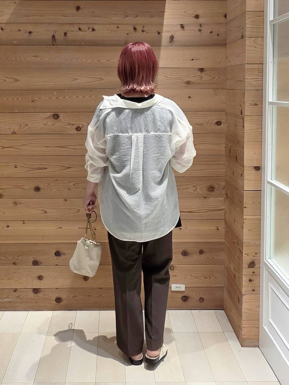ブラウン系のその他パンツ、ホワイト系のシャツ/ブラウス、ブラック系のTシャツ/カットソーを着用したレディースの夏コーディネートの3枚目の写真