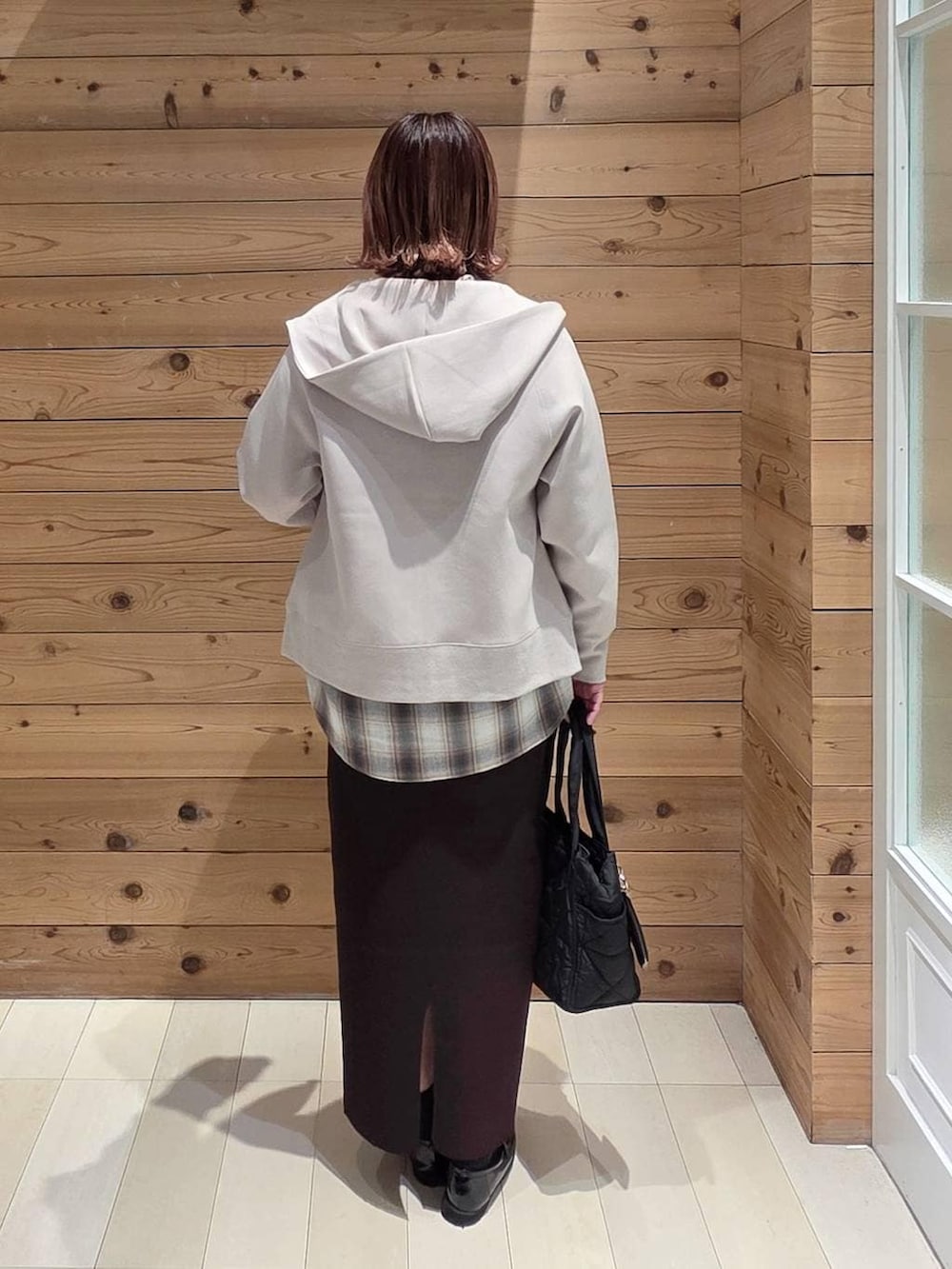 ブラック系のローファー、ブラック系のトートバッグ、ホワイト系のTシャツ/カットソーを着用したレディースの冬コーディネートの3枚目の写真