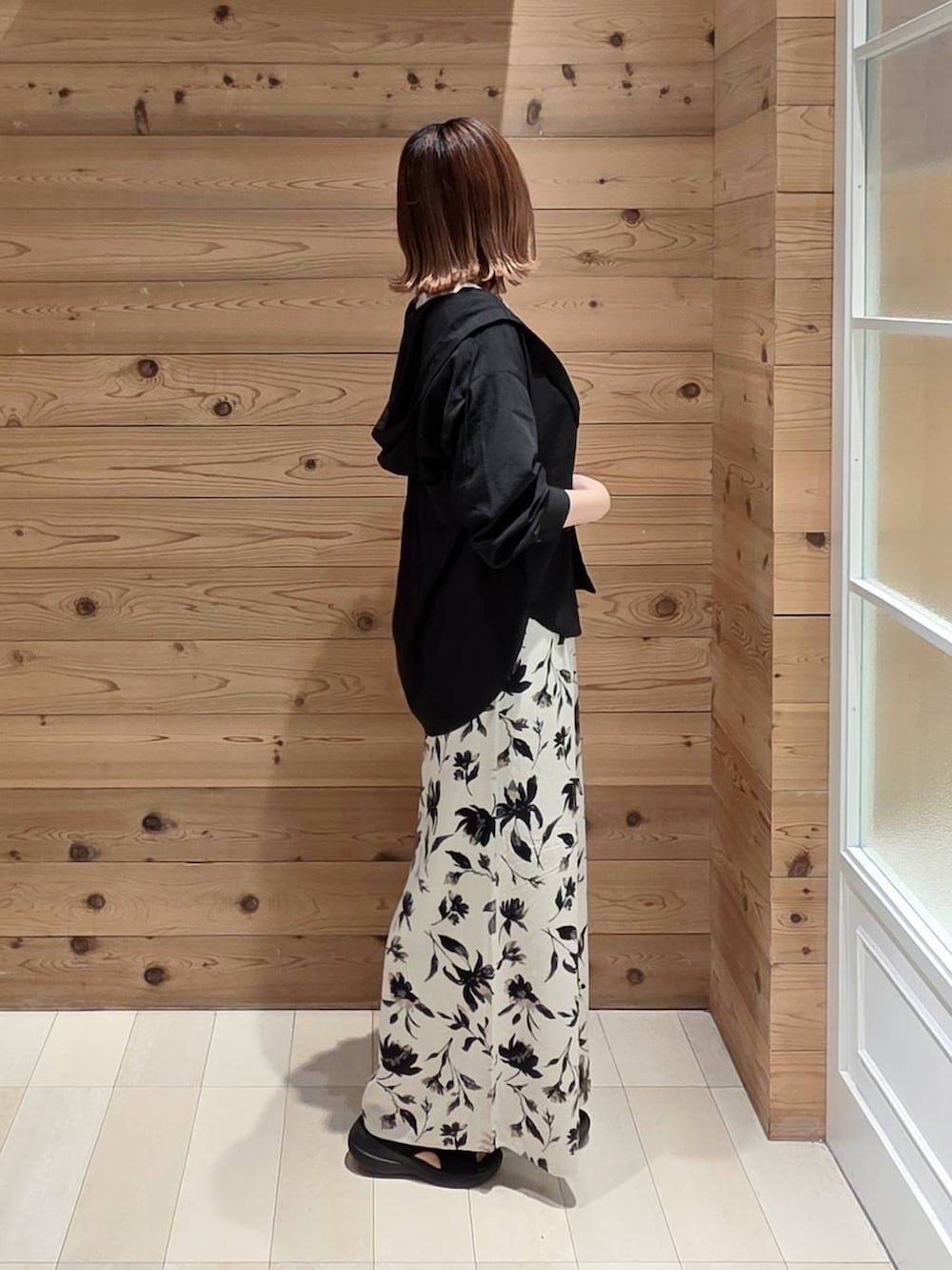ホワイト系のその他パンツ、ホワイト系のTシャツ/カットソー、ブラック系のTシャツ/カットソーを着用したレディースの夏コーディネートの2枚目の写真