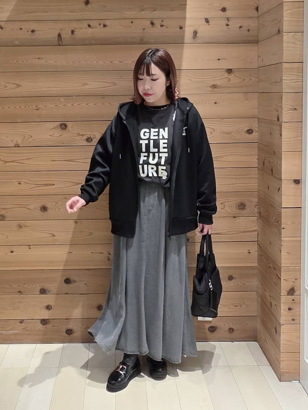 ブラック系のローファー、ブラック系のトートバッグ、ブラック系のTシャツ/カットソーを着用したレディースの春コーディネートの4枚目の写真