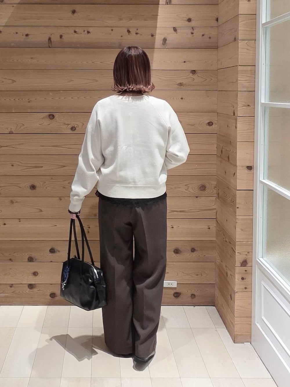 ブラック系のローファー、ブラック系のボストンバッグ、ブラック系のTシャツ/カットソーを着用したレディースの春コーディネートの3枚目の写真