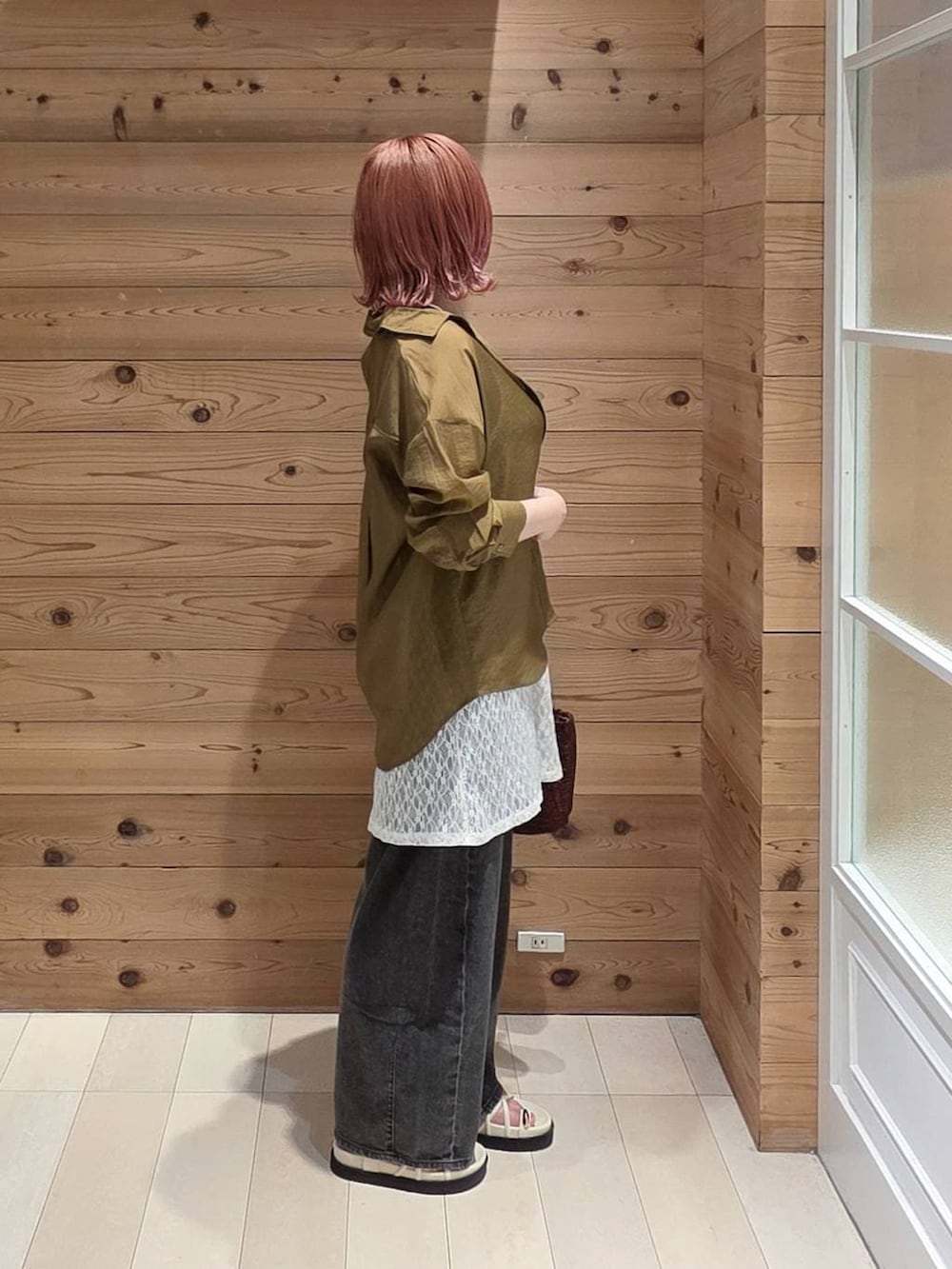 ブラック系のデニムパンツ、グリーン系のシャツ/ブラウス、ブラック系のタンクトップを着用したレディースの夏コーディネートの2枚目の写真